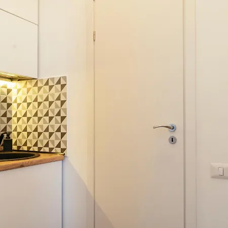 Beautiful - Location - Netflix+balcony