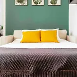 Beautiful - Location - Netflix+balcony *