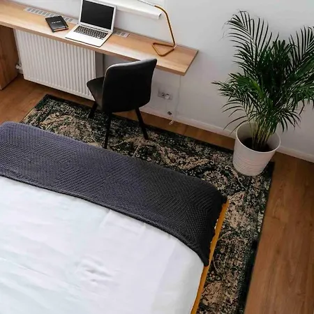 Beautiful - Location - Netflix+balcony *