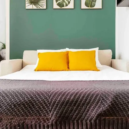 Beautiful - Location - Netflix+balcony *