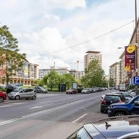Beautiful - Location - Netflix+balcony