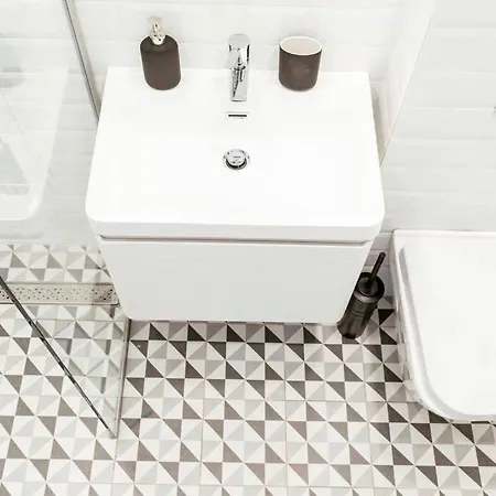 Beautiful - Location - Netflix+balcony *