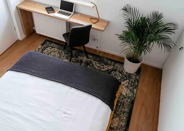 Beautiful - Location - Netflix+balcony *