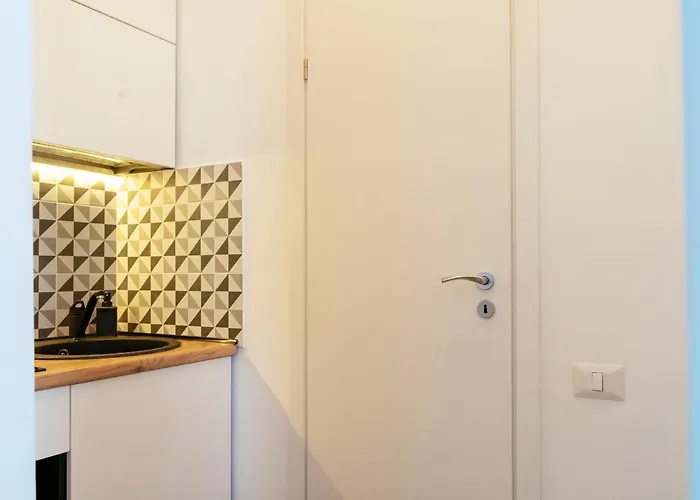 Beautiful - Location - Netflix+balcony