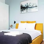 Beautiful - Location - Netflix+balcony