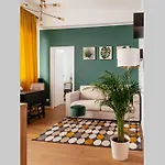 Beautiful - Location - Netflix+balcony