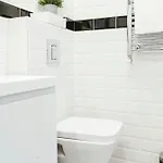 Beautiful - Location - Netflix+balcony 부쿠레슈티